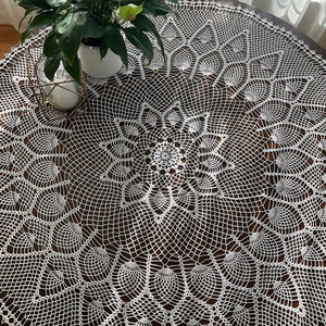 Doily table cloth / cover - Pineapple design - Large 52 inches in diameter