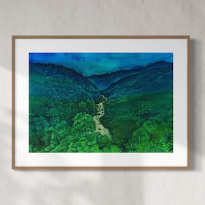 Può includere: Un dipinto di una valle verde lussureggiante con un fiume sinuoso che la attraversa. Il cielo è di un blu profondo e le montagne in lontananza sono oscurate dalla nebbia.