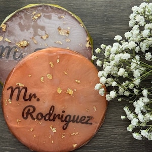 Lehrer Geschenk Harz Untersetzer Personalisieren Anpassen Getränk Harz Untersetzer Gold Hochzeit Bevorzugung Platz Name Karte Schmuck Farbe Platte Brautjungfer