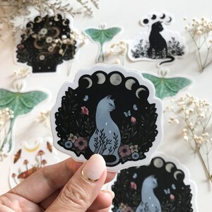 Kat op de heuvel Die-Cut Stickers, 1pcs Vinyl Sticker, Nachtelijk Dier sticker, Magische Wicca