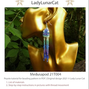Könnte beinhalten: Eine Perlenohrring mit blauem, weißem und lila Design, präsentiert auf einem goldenen Mannequinkopf. Der Ohrring hat eine dreieckige Oberseite und lange, herabhängende Strähnen. Der Text "LadyLunarCat" und "Medusapod 21T004" ist enthalten.