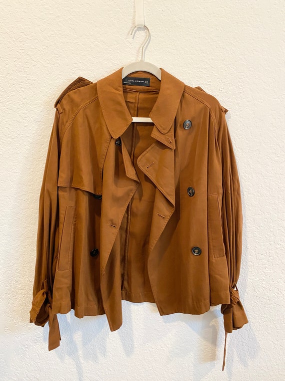 Beautiful brown short trench coat, double-breasted