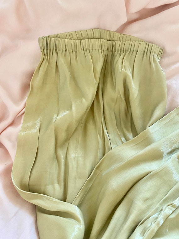 Beautiful high waisted pants in a silky and shiny 