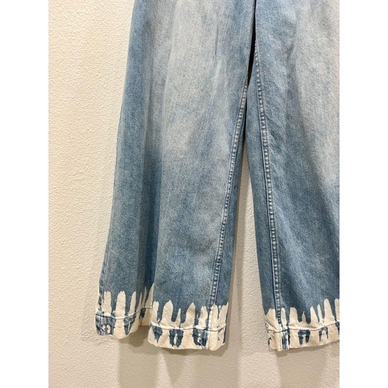 Anthropologie wide leg blue denim jeans pants with white paint splatter on hem imagem 3