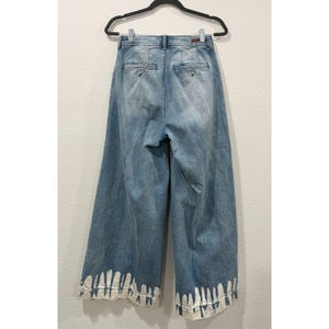 Anthropologie wide leg blue denim jeans pants with white paint splatter on hem imagem 4