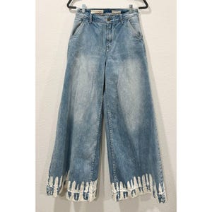Anthropologie wide leg blue denim jeans pants with white paint splatter on hem imagem 1