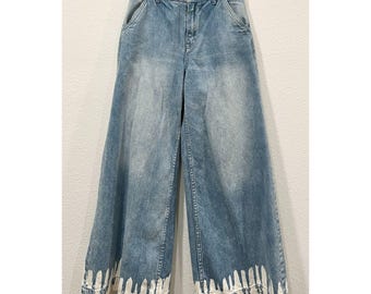 Anthropologie wide leg blue denim jeans pants with white paint splatter on hem