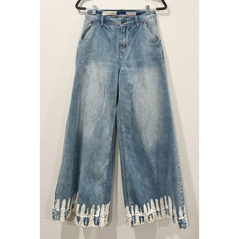 Anthropologie wide leg blue denim jeans pants with white paint splatter on hem imagem 1