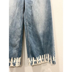 Anthropologie wide leg blue denim jeans pants with white paint splatter on hem imagem 6