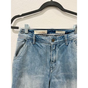 Anthropologie wide leg blue denim jeans pants with white paint splatter on hem imagem 2