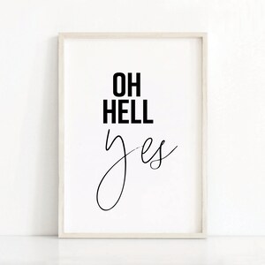 Könnte beinhalten: Ein weißer gerahmter Druck mit schwarzem Text, der "OH HELL yes" in einer kursiven Schriftart lautet.