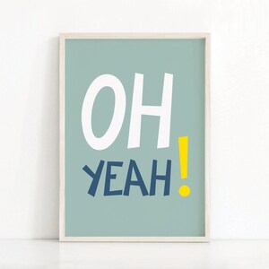 Puede incluir: Una impresión enmarcada con un fondo azul claro y texto blanco que dice "OH YEAH!" en una fuente negrita y juguetona. El signo de exclamación es amarillo.