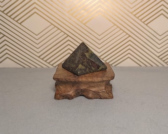 Piramide van drakenbloedjaspis