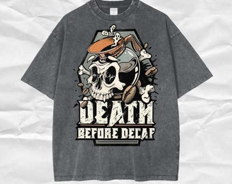 Może przedstawiać: Szary T-shirt z grafiką czaszki i tekstem "Death Before Decaf". Czaszka ma na sobie czapkę w postaci dzbanka do kawy.