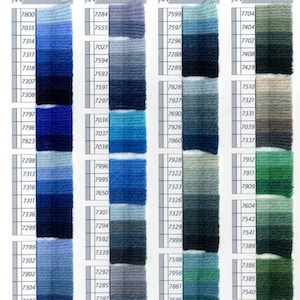 Peut inclure: Nuancier de fils &agrave; broder DMC avec 10 rang&eacute;es d'&eacute;chantillons de couleurs. Le nuancier est divis&eacute; en quatre sections, chacune avec un num&eacute;ro de 5 &agrave; 8. Chaque section contient une gamme de couleurs bleues, grises et vertes.