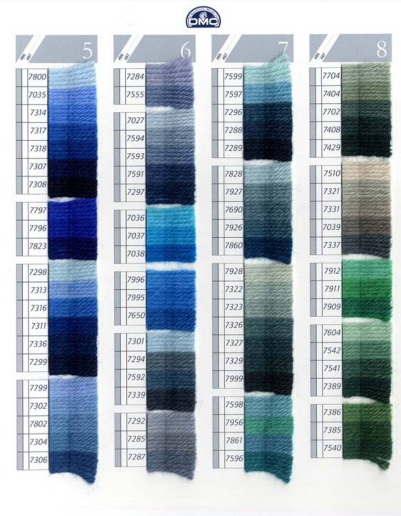 Peut inclure: Nuancier de fils &agrave; broder DMC avec 10 rang&eacute;es d'&eacute;chantillons de couleurs. Le nuancier est divis&eacute; en quatre sections, chacune avec un num&eacute;ro de 5 &agrave; 8. Chaque section contient une gamme de couleurs bleues, grises et vertes.