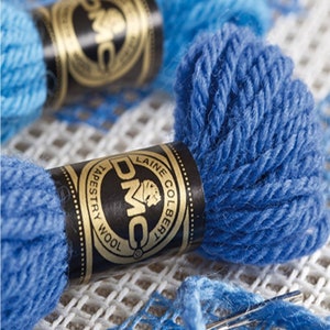 Peut inclure: Deux bobines de laine &agrave; tapisserie DMC de couleur bleue. Les bobines sont &eacute;tiquet&eacute;es avec le logo DMC et le texte "Wool Tapestry Laine Colbert".