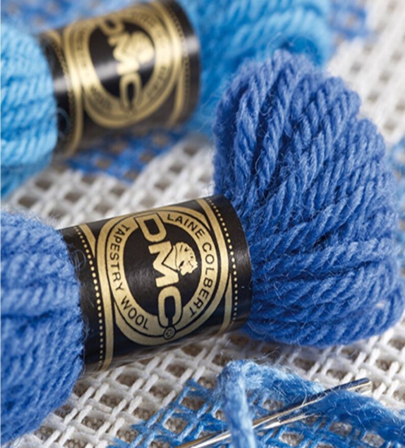 Peut inclure: Deux bobines de laine &agrave; tapisserie DMC de couleur bleue. Les bobines sont &eacute;tiquet&eacute;es avec le logo DMC et le texte "Wool Tapestry Laine Colbert".