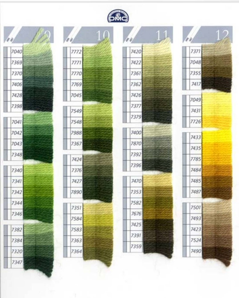 Peut inclure: Nuancier de fils &agrave; broder DMC avec 10 colonnes de couleurs de fils. Le nuancier comprend des nuances de vert, jaune, marron et beige. Chaque colonne est &eacute;tiquet&eacute;e avec un num&eacute;ro et un num&eacute;ro de fil DMC.