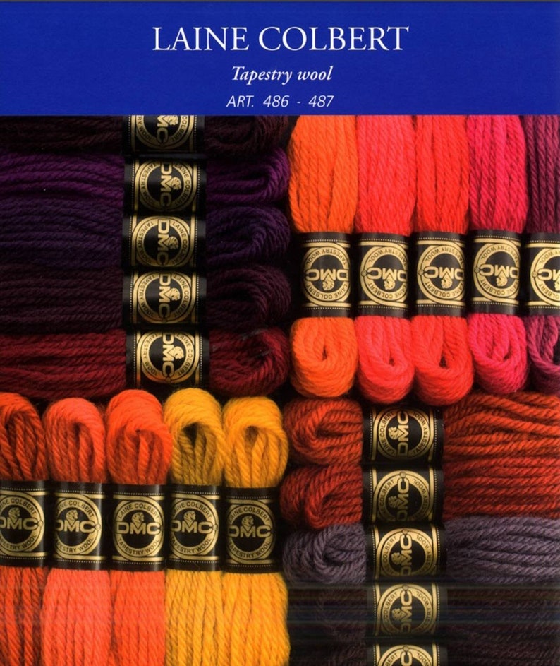 Peut inclure: Assortiment de pelotes de laine pour tapisserie DMC dans diff&eacute;rentes nuances de rouge, orange et violet. Les pelotes sont &eacute;tiquet&eacute;es avec le nom de la marque "Laine Colbert" et le num&eacute;ro d'article "486 - 487".