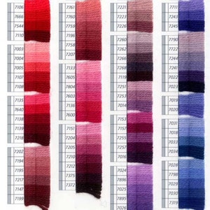 Peut inclure: Nuances de fils &agrave; broder DMC, avec 10 teintes diff&eacute;rentes de rouge, rose, violet et bleu. Le tableau est &eacute;tiquet&eacute; avec les num&eacute;ros DMC.
