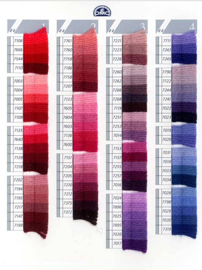 Peut inclure: Nuances de fils &agrave; broder DMC, avec 10 teintes diff&eacute;rentes de rouge, rose, violet et bleu. Le tableau est &eacute;tiquet&eacute; avec les num&eacute;ros DMC.