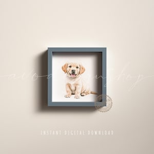 Puede incluir: Impresión enmarcada con una ilustración de acuarela de un cachorro de labrador dorado. El cachorro está sentado con la lengua fuera, enmarcado en un marco cuadrado azul grisáceo. Las palabras "Instant Digital Download" están en la parte inferior.