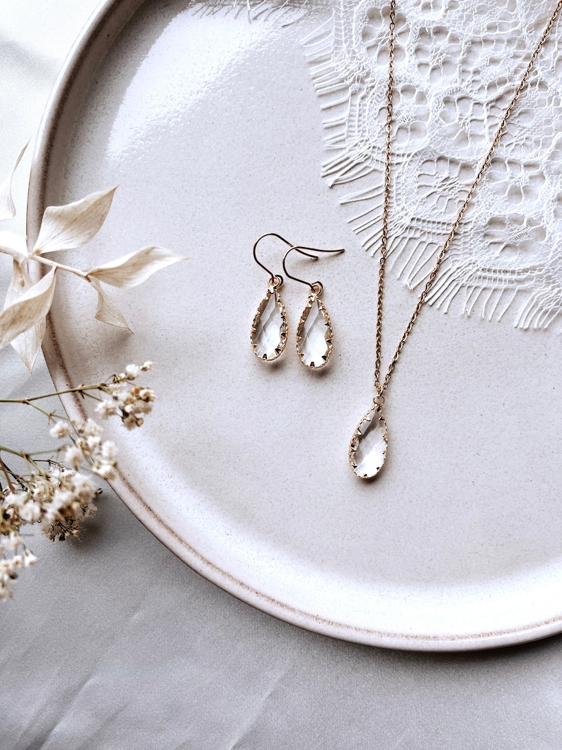 Filigranes Schmuckset mit klaren Tropfenanhängern in Gold / Brautschmuck / zur Hochzeit / Geschenkidee zum Geburtstag, Trauzeugin Bild 1