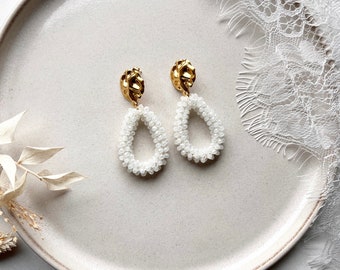 Statement Brautohrringe mit weißen facettierten Perlen und Edelstahlstecker- Tropfenanhänger, zur Hochzeit , große Ohrstecker