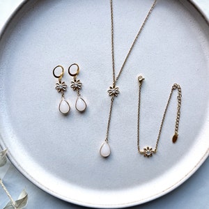 Bridal jewelry set in gold / earrings, necklace plus bracelet / for wedding / gift set for Christmas, birthday / elegant jewelry