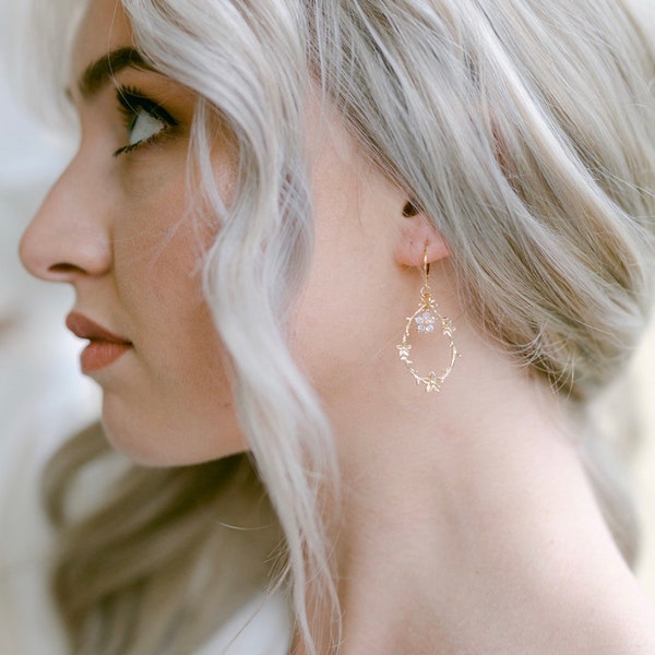 Handgemachte Brautohrringe mit Blumenanhänger / Tropfenanhänger / Brautschmuck zur Hochzeit in Gold