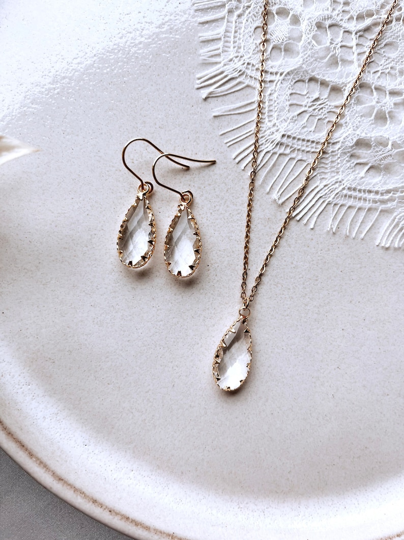 Filigranes Schmuckset mit klaren Tropfenanhängern in Gold / Brautschmuck / zur Hochzeit / Geschenkidee zum Geburtstag, Trauzeugin Bild 9