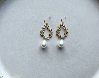 Handmade earrings with leaves and pearl pendants in gold / as bridal jewelry / for wedding / gift ideas
