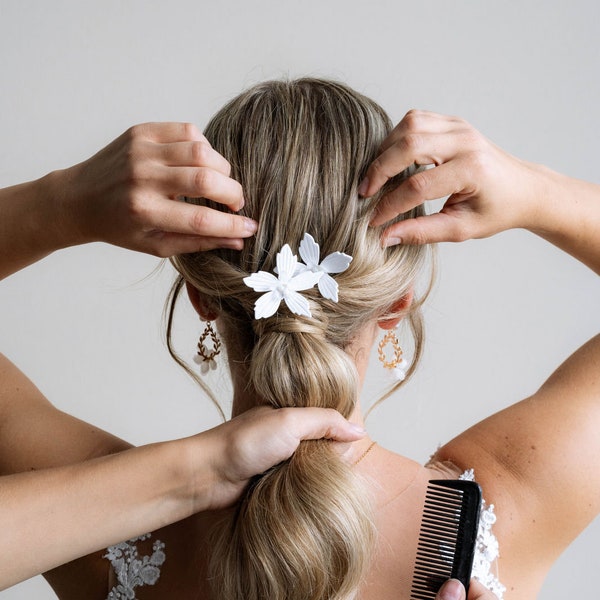 Braut Haarnadeln mit weißen Blüten und Perlen - Haarschmuck, Brautfrisur, Brautaccessoires