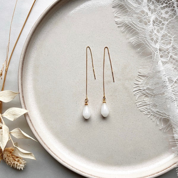 Boucles d'oreilles en fil d'or en filigrane avec gouttes en verre blanc comme bijoux de mariée, pour un mariage, comme cadeau d'anniversaire, de Noël