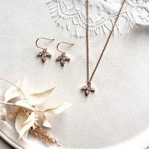 Bridal jewelry set in gold - filigree jewelry for the wedding / small flower pendants with zirconia / gift for maid of honor, for birthday