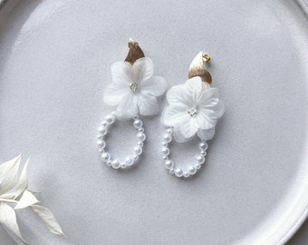 Statement bridal earrings with pearls and delicate silk flowers - a real eye-catcher for a wedding