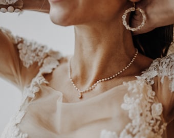 Handgemachte weiße Perlenkette/Choker mit Goldenem Anhänger / Brautschmuck, zur Hochzeit, elegante Halskette, Geschenkidee