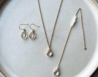 Delicado conjunto de joyas con colgantes de lágrima transparente en oro o plata que incluye cadena trasera / joyería de novia /