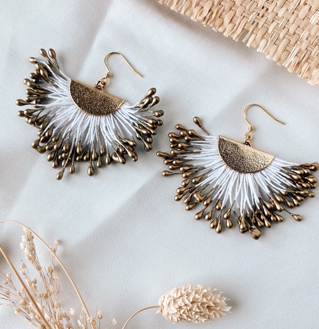 Goldene Boho-Ohrringe in Spiralform