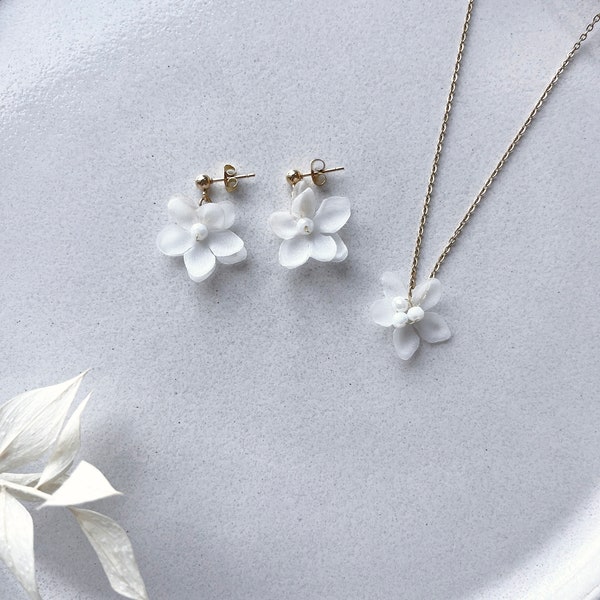 Braut Schmuckset: kleine Ohrstecker und Halskette mit weißen Seidenblüten