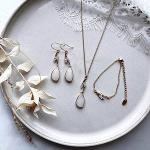 Bridal jewelry set in gold / earrings, necklace plus bracelet / for wedding / gift set for Christmas, birthday / elegant jewelry