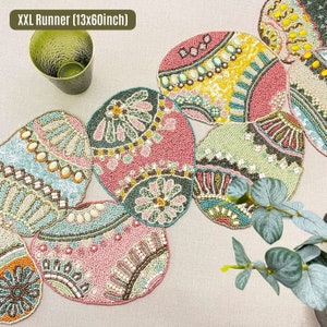 Może przedstawiać: Bielony bieżnik stołowy z koralików z wzorem jajka i pastelowymi kolorami. Bieżnik ma szerokość 13 cali i długość 60 cali.  XXL Runner (13x60inch)