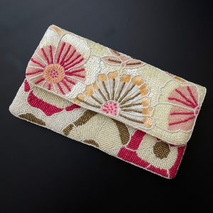 Handgemachte Perlenhandtasche, Blumenrosa und Weiß, Partytasche mit Schnur, Geschenk für sie