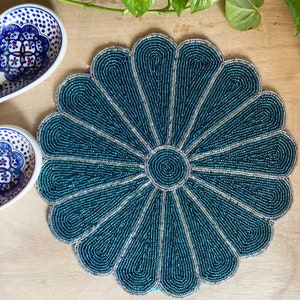 Juego de manteles individuales con cuentas hechos a mano: decoración floral verde azulado (33 cm)
