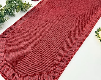 Handgemachter Tischläufer mit roten Perlen, 33 x 92 cm