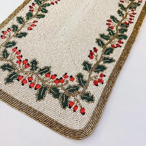 Camino de mesa navideño hecho a mano, camino de cuentas Holly Berry, 13 x 36 pulgadas