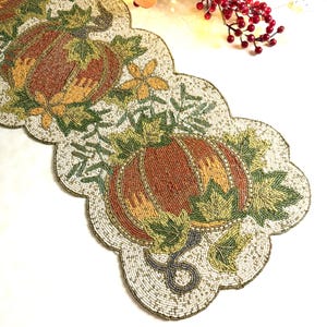 Camino de mesa con cuentas hecho a mano: diseño floral y de calabaza multicolor