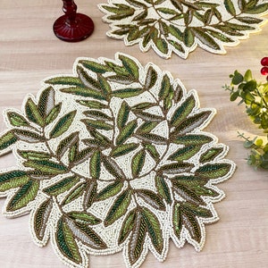 Individual de mesa artesanal con cuentas, diseño de hojas y enredaderas, 35,5 cm (14 pulgadas)