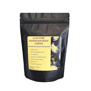以下が含まれることがあります： 100% 純粋なタンポポ根コーヒーの黒い再封可能な袋。袋には、「100% Pure Dandelion Root Coffee」と「Danoffee Signature Blend」のテキストが書かれたラベルが付いています。ラベルには、カフェインフリー、100% タンポポ根、添加物なし、健康上の利点多数、マイルドでベルベットのような味わい、グルテンフリー、焙煎済み、粉末などの製品の特徴が記載されています。ラベルには、「ポルトガル製」のテキストも含まれています。